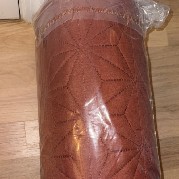 Vera Wang Red Quilts Bedding Set - Picture 5 of 6